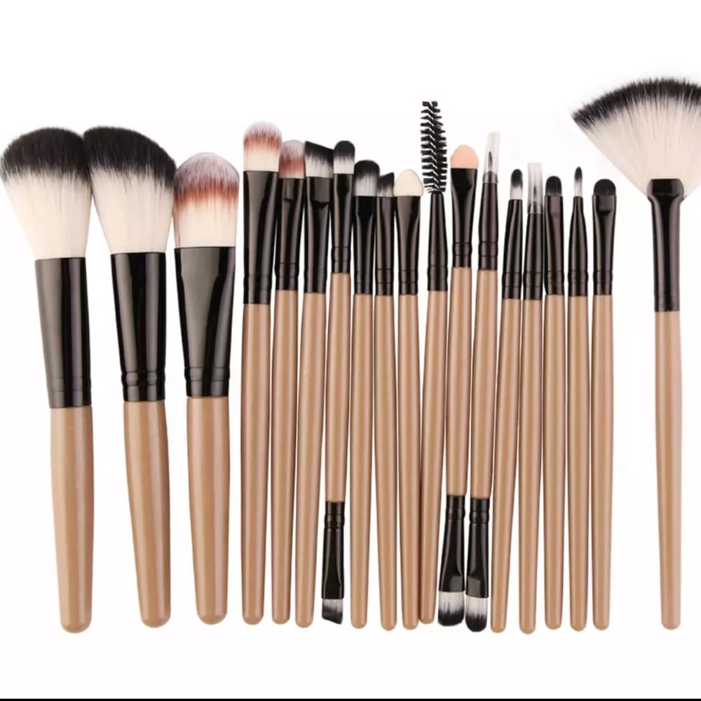 SOLD OUT! 18pc w/Travel Bag Makeup Brush Set - Picture 2 of 8